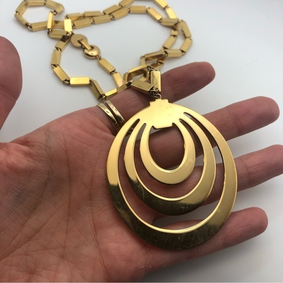 Vtg 60s Monet Gold Tone Huge Pendant Long Necklace 29” & 2.8” Pendant - Picture 2 of 4